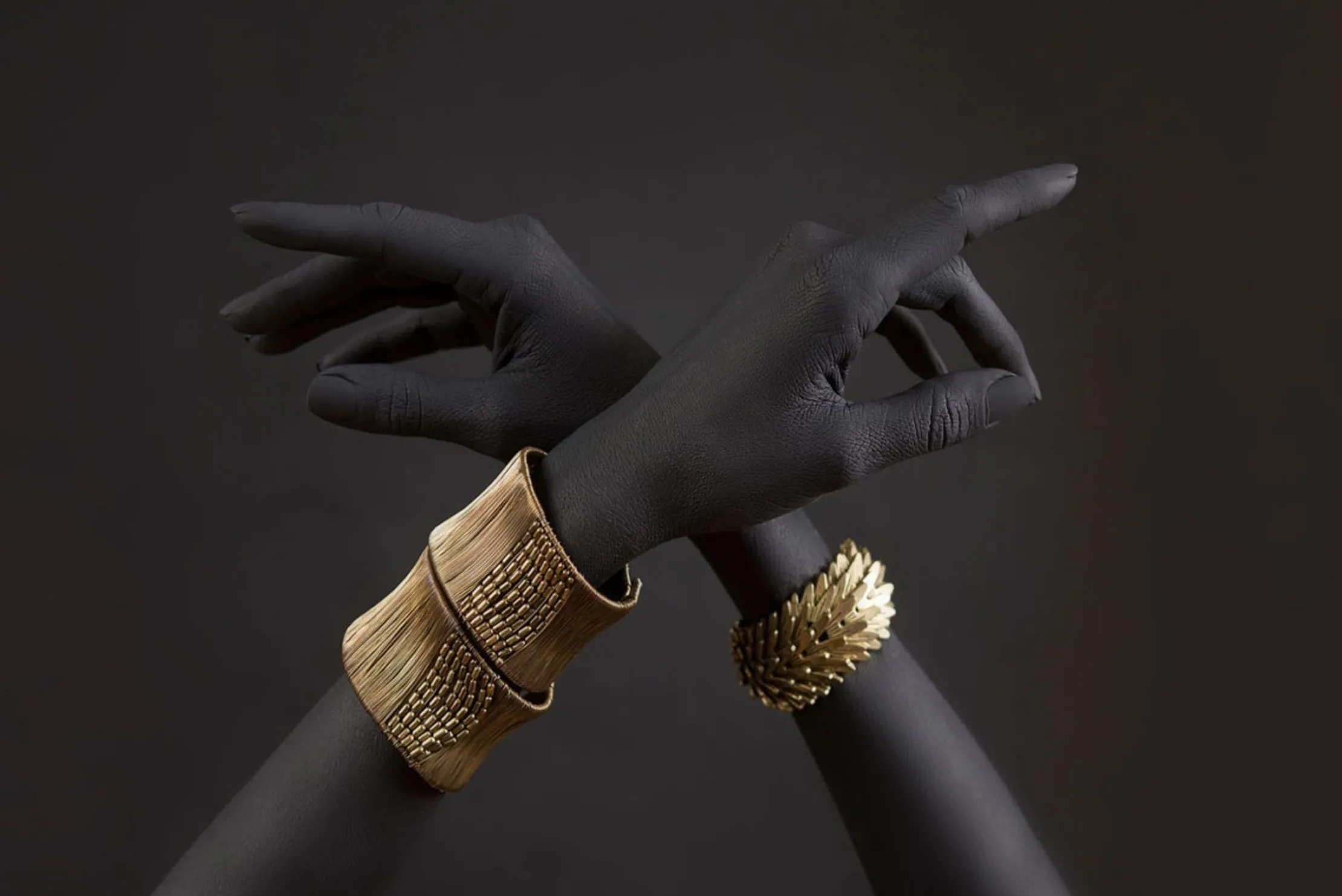 Glasschilderij Donkere Armen met Gouden Armbanden 080120-915